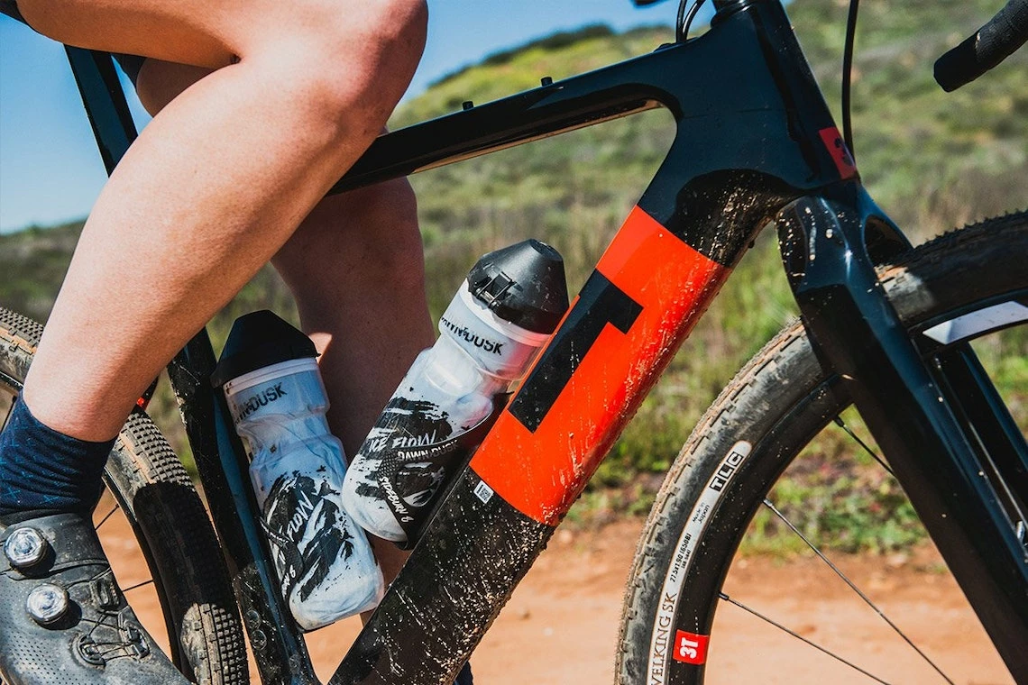 Dawn To Dusk Sideburn 8 Carbon Water Bottle Cage For Gravel And Mountain Bikes (Left) | Bottle Cages 6 Dawn To Dusk Sideburn 8 Carbon Water Bottle Cage For Gravel And Mountain Bikes (Left) | Bottle Cages - Image 4