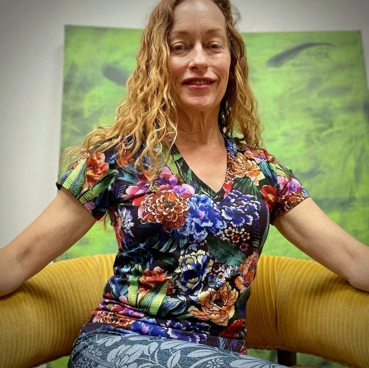 INKnBURN Women's I Dream In Color V-Neck Shirt (XS, S) | Short Sleeve 6 INKnBURN Women's I Dream In Color V-Neck Shirt (XS, S) | Short Sleeve - Image 4